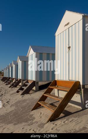 Gestreifte Strandhütten in Hardelot, Frankreich. Geringe Schärfentiefe. Stockfoto