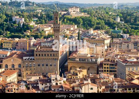 Luftaufnahme der Stadt Florenz einschließlich des Palazzo Vecchio und die nahe gelegenen toskanischen Hügel Stockfoto