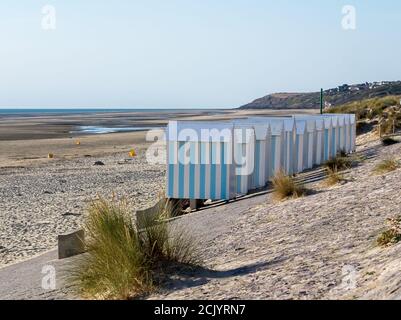 Gestreifte Strandhütten in Hardelot, Frankreich. Stockfoto