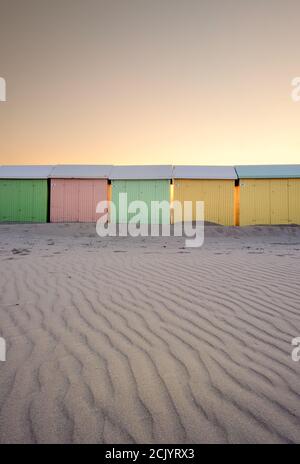 Pastellfarbene Strandhütten vor Sonnenuntergang in Berck (Frankreich) Stockfoto