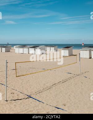 Volleyballplatz an einem leeren Strand in Calais, Frankreich Stockfoto