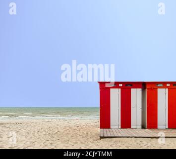 Reihe von alten hölzernen Strandhütten am Strand von Dünkirchen in Frankreich Stockfoto