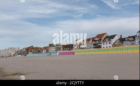 Bunte Strandhütten vor historischen Gebäuden am Meer in Dünkirchen, Frankreich Stockfoto