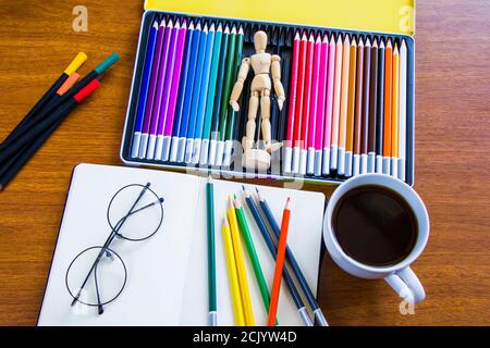 Zeichnungs- und Maltisch, Skizzenstifte und Skizzenbuch, leeres Papier und bunte Bleistifte Stockfoto