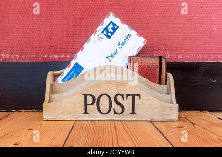 Alter Briefhalter mit Umschlag und Worten 'Dear Santa'. Stockfoto