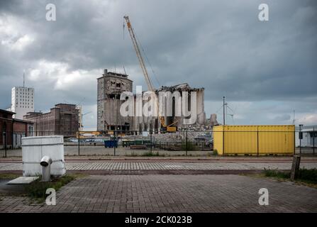 Altes Getreidelager SAGMA wird abgerissen, um Platz für eine Erweiterung der Antwerpener ringstraße zu machen. Stockfoto