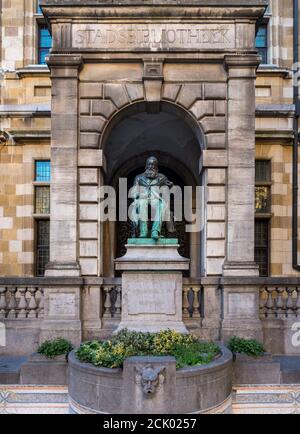 Statue des historischen belgischen Autors Hendrik Conscience vor der historischen Bibliothek. Stockfoto