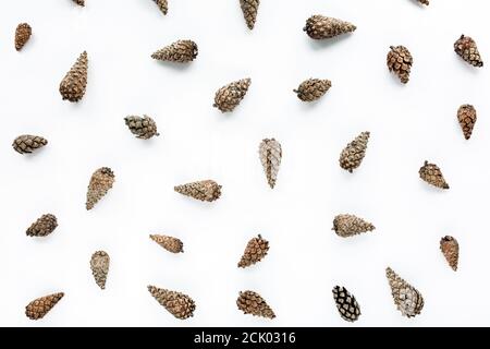 Minimal kreative Konus Muster Anordnung auf weiß. Flach legen, Draufsicht. weihnachten Hintergrundtapete. Stockfoto