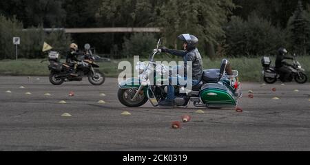 05-09-2020 Riga, Lettland junger Mann auf einem Hubschrauber. Stockfoto