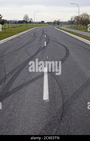 Ein Blick auf das Leben in Neuseeland. Boy Racers, Hoons, Vandals hinterlassen ihre Spuren in einer ruhigen Straße. Stockfoto