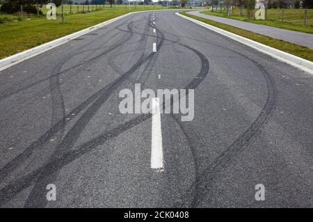 Ein Blick auf das Leben in Neuseeland. Boy Racers, Hoons, Vandals hinterlassen ihre Spuren in einer ruhigen Straße. Stockfoto