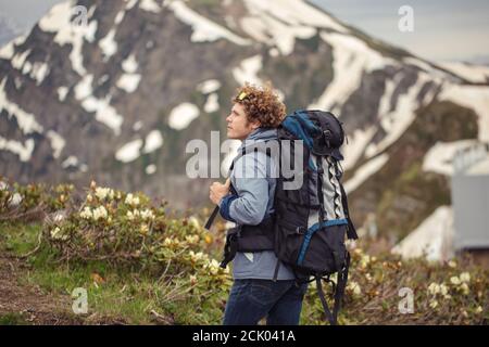 Awesome Wanderer mit Urlaub auf den wunderschönen Bergen. Rückansicht Foto. Hobby und Freizeit Konzept Stockfoto