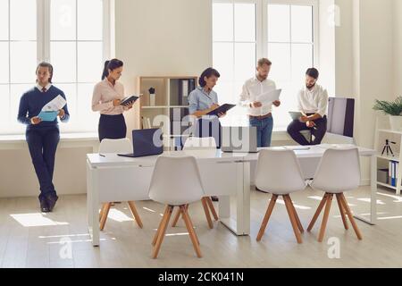 Serious beschäftigt Mitarbeiter lesen Finanzberichte, während auf Unternehmen warten manager Stockfoto