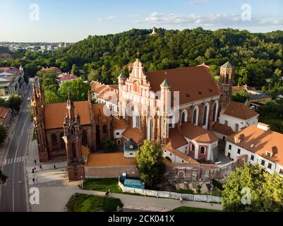 Luftaufnahme von St. Anna Kirche und die benachbarten Bernardine Kirche, eine der schönsten und wahrscheinlich das bekannteste Gebäude in Vilnius. Beau Stockfoto