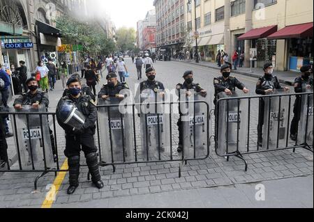 Mexiko-Stadt, Mexiko. September 2020. MEXIKO-STADT, MEXIKO - 14. SEPTEMBER: Die Bereitschaftspolizei bewacht die Hauptstraßen, um feministische Gruppen zu stoppen, die gegen Mexikos Regierung protestieren, weil sie die geschlechtsspezifische Gewalt während der Feierlichkeiten zum Unabhängigkeitstag am 14. September 2020 in Mexiko-Stadt, Mexiko, ignorieren. Kredit: Martin Gonzalez/Eyepix Gruppe/Der Fotozugang Gutschrift: Der Fotozugang/Alamy Live Nachrichten Stockfoto