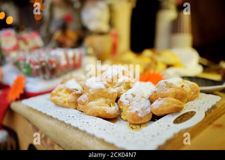 Sortierte ginderbread Plätzchen, Süßigkeiten und Bonbons auf den traditionellen Weihnachtsmarkt in Riga, Lettland verkauft Stockfoto