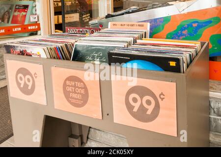 Günstige Vinyl LP Platten zum Verkauf außerhalb eines Geschäfts in Seattle, USA. Stockfoto