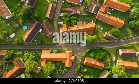 Luftaufnahme eines kleinen Dorfes.Draufsicht auf traditionelle Wohnsiedlung in der Tschechischen. Blick geradeaus mit einem Satelliten-Bild-Stil.Häuser von oben, Stockfoto