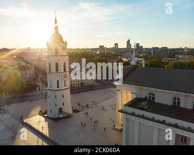 Luftaufnahme der Cathedral Square, dem Hauptplatz der Altstadt von Vilnius, eine zentrale Position im öffentlichen Leben in der Stadt, und es ist an der Kreuzung der c Stockfoto