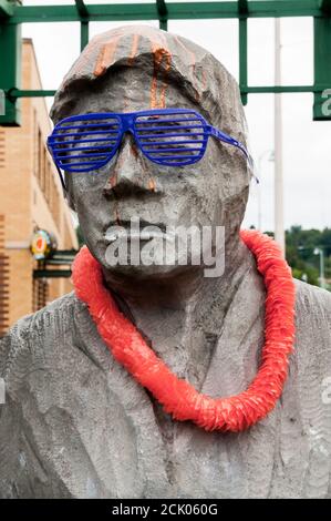 Detail aus Waiting for the Interurban von Richard Beyer in Fremont, Seattle. Skulpturen, die häufig von Einheimischen dekoriert werden, um besondere Ereignisse zu markieren. Stockfoto