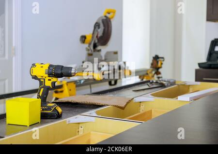 Holzmöbel Herstellung von professionellen Instrumenten Werkzeuge Schraubendreher auf Holz Unscharfer Hintergrund der Tabelle Stockfoto