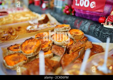 Sortierte ginderbread Plätzchen, Süßigkeiten und Bonbons auf den traditionellen Weihnachtsmarkt in Riga, Lettland verkauft Stockfoto