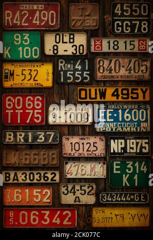 Verschiedene Retro-Kennzeichen an der Holzwand. Stockfoto