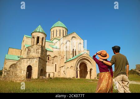 Paar Besuch der Bagrati Kathedrale, einer wunderschönen mittelalterlichen Kirche in Kutaisi, Imereti Region von Georgien Stockfoto