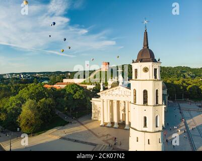 Luftaufnahme der Cathedral Square, dem Hauptplatz der Altstadt von Vilnius, eine zentrale Position im öffentlichen Leben in der Stadt, und es ist an der Kreuzung der c Stockfoto