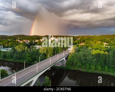 Luftaufnahme eines hellen Regenbogens über der Zirmunai-Brücke über den Neris-Fluss, der die Bezirke Zirmunai und Antakalnis in Vilnius, Litauen, verbindet. Stockfoto