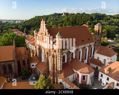 Luftaufnahme von St. Anna Kirche und die benachbarten Bernardine Kirche, eine der schönsten und wahrscheinlich das bekannteste Gebäude in Vilnius. Beau Stockfoto