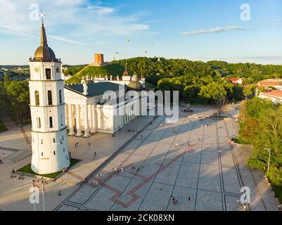 Luftaufnahme der Cathedral Square, dem Hauptplatz der Altstadt von Vilnius, eine zentrale Position im öffentlichen Leben in der Stadt, und es ist an der Kreuzung der c Stockfoto