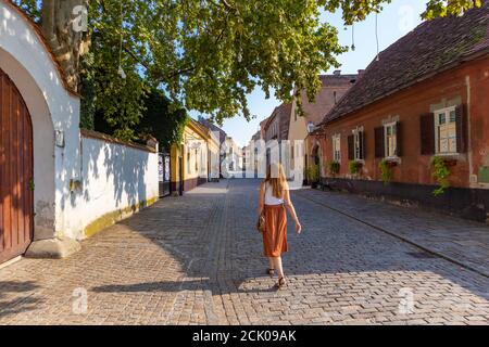 Schönes Mädchen zu Fuß die leere Stadt Varazdin Straßen während heißen, Sommertag in der alten, historischen Innenstadt voller farbenfroher Häuser Stockfoto