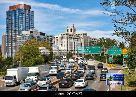 BROOKLYN, NY - 3. SEPTEMBER 2020: Starker Verkehr auf dem Brooklyn Queens Expressway mit Blick nach Norden in Richtung Brooklyn Bridge Park. Stockfoto