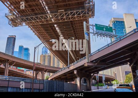 Eingangsrampen zur Brooklyn Bridge. Im Hintergrund befinden sich Wolkenkratzer in Lower Manhattan, NYC Stockfoto