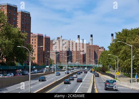 NEW YORK, NY - 7. SEPTEMBER 2020: Autos fahren auf dem Brooklyn Queens Expressway in der Nähe der Houston St. im Hintergrund sind Jacob Riis Houses Stockfoto