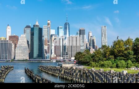 NEW YORK, NY - AUGUST 28 2020: Die Skyline von Lower Manhattan NYC, mit dem East River und dem Brooklyn Bridge Park im Vordergrund. Stockfoto