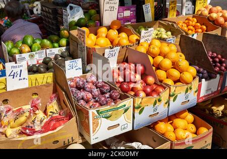 NEW YORK, NY - 7. SEPTEMBER 2020: Obst auf dem Stand eines Straßenverkäufers in der Upper East Side von Manhattan, NYC Stockfoto