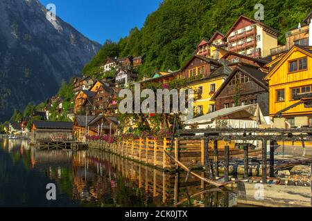 Klassische Postkartenansicht der berühmten Hallstätter Seestadt, Österreich. Landschaftlich schöner Panoramablick auf die schöne Stadt spiegelt sich in Hallstatter See.schöne Sonne Stockfoto