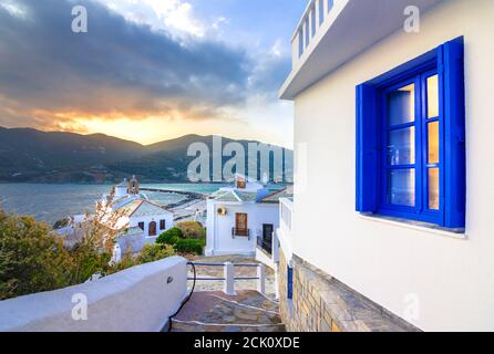 Blick auf die Panagitsa Tou Pirgou Kirche über der Bucht, Skopelos, Griechenland Stockfoto