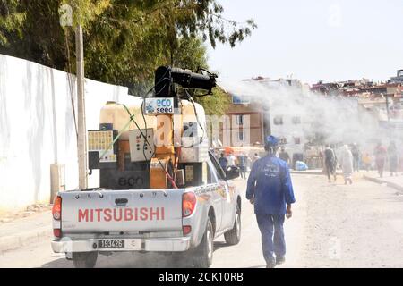 Rabat, Marokko. September 2020. Ein Fahrzeug sprüht Desinfektionsmittel auf einer Straße in Rabat, Marokko, am 15. September 2020. Marokko registrierte am Dienstag 2,121 neue COVID-19 Fälle, so das Gesundheitsministerium in einer Erklärung, die in dem nordafrikanischen Land seit dem 2. Bis 90,324. März verzeichnet wurde. Quelle: Chadi/Xinhua/Alamy Live News Stockfoto