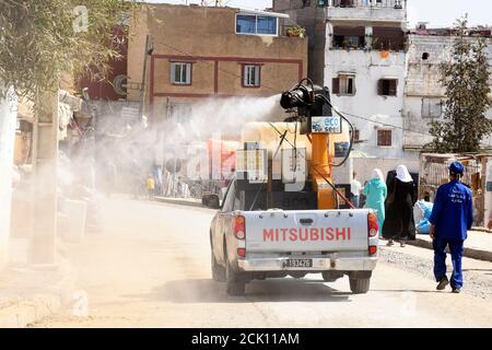 Rabat, Marokko. September 2020. Ein Fahrzeug sprüht Desinfektionsmittel auf einer Straße in Rabat, Marokko, am 15. September 2020. Marokko registrierte am Dienstag 2,121 neue COVID-19 Fälle, so das Gesundheitsministerium in einer Erklärung, die in dem nordafrikanischen Land seit dem 2. Bis 90,324. März verzeichnet wurde. Quelle: Chadi/Xinhua/Alamy Live News Stockfoto