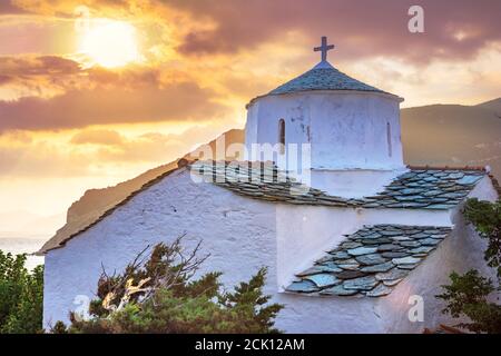 Blick auf die Panagitsa Tou Pirgou Kirche über der Bucht, Skopelos, Griechenland Stockfoto