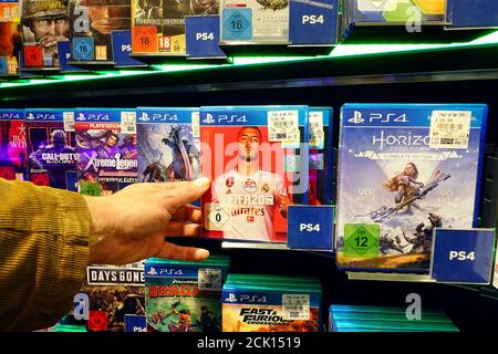 Store Display mit PlayStation 4 Spiele für eine Home Video Spiele Konsole. Stockfoto