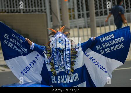 San Salvador, El Salvador. September 2020. Ein Mann mit der salvadorianischen Flagge Farben Gesten gekleidet.die salvadorianische Regierung hielt eine Luftwaffe Flugparade, als die COVID-19 bestätigte Fälle erreichen 27,000 Quelle: Camilo Freedman/ZUMA Wire/Alamy Live News Stockfoto