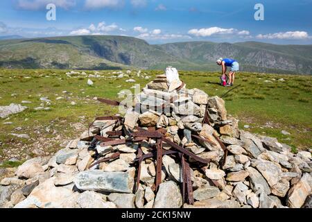 Alte rostende gusseiserne viktorianische Zaunpfosten in der Cairn auf harter fiel an der Spitze von Kentmere, Lake District, Großbritannien. Stockfoto