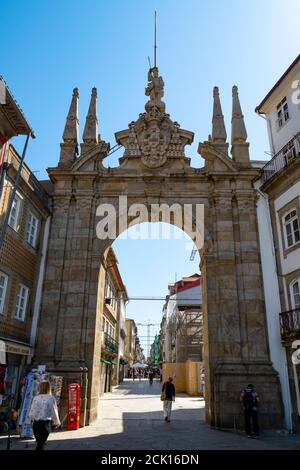 Der Bogen des Neuen Tores in portugiesisch (Arco da Porta Nova) Braga Stadt alten Eingang im Jahr 1512 von Arcebispo D. Diogo de Sousa gemacht. Stockfoto