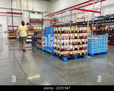 Orlando, FL/USA-8/6/20: Das Innere des Spirituosenladens in einem Sam's Club Lagerhaus in Orlando, Florida. Stockfoto