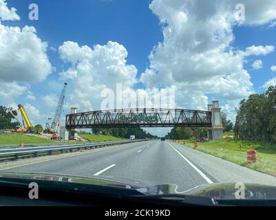 The Villages, FL/USA - 9/2/20: Ein Schild über die Interstate 75, das anzeigt, dass das Auto durch die Dörfer fuhr. Stockfoto