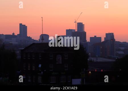 Sonnenaufgang über dem Stadtzentrum von Leeds. Stockfoto